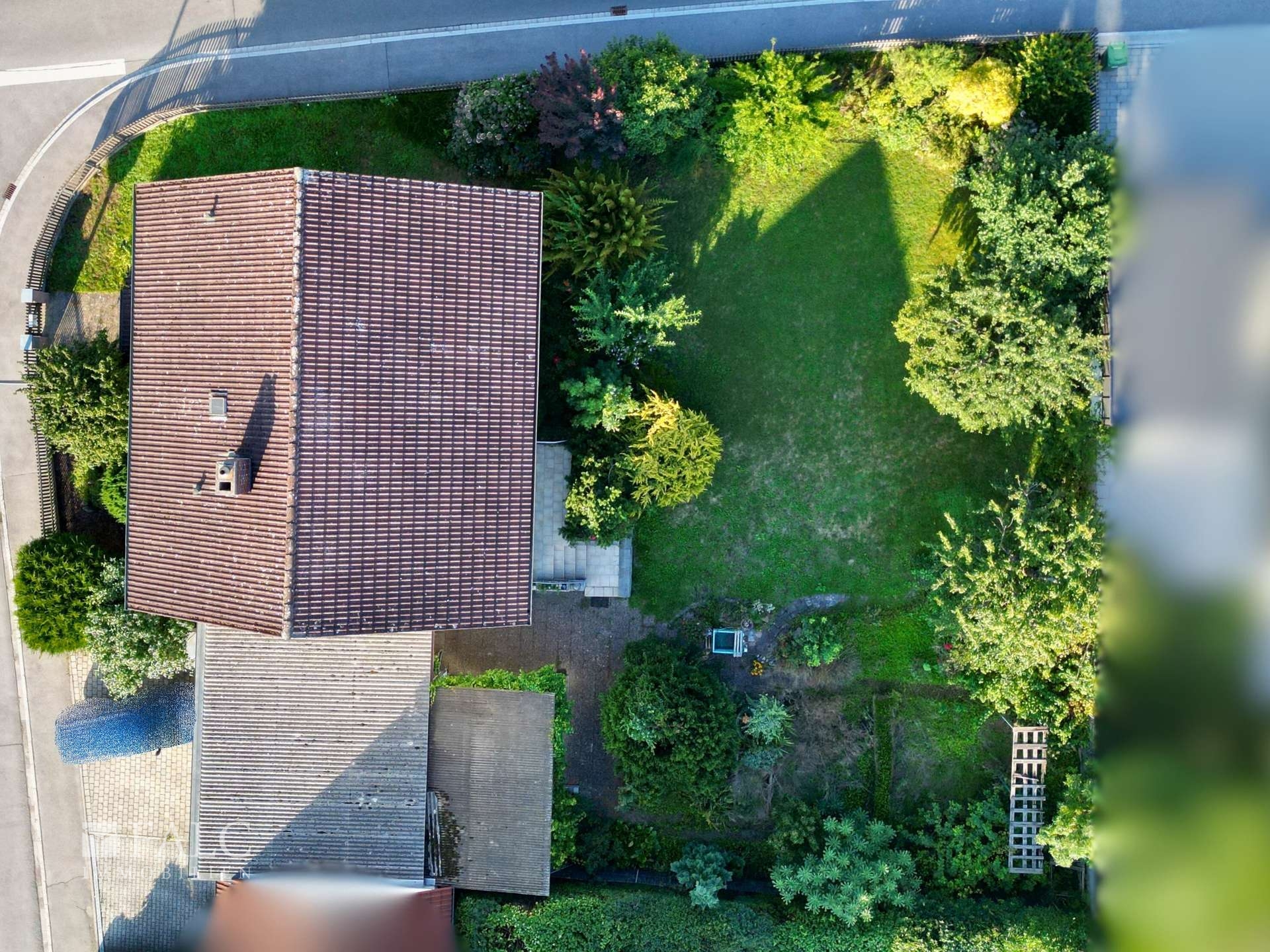 Drohnenaufnahme - Draufsicht - Haus mit Garten - gedreht